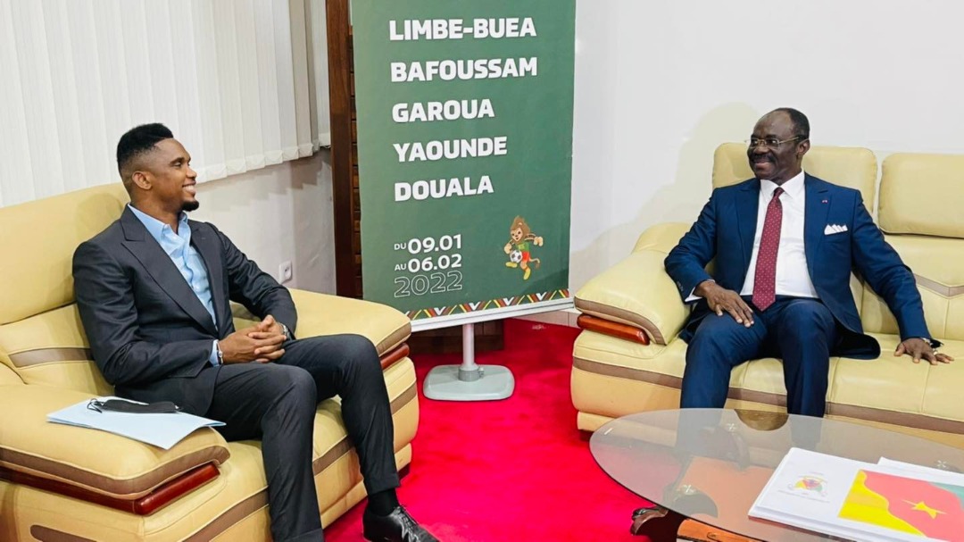AUDIENCE : Samuel Eto’o, président de la FECAFOOT et vice-président du COCAN 2021, reçu par le ministre des Sports, Narcisse Mouelle Kombi.